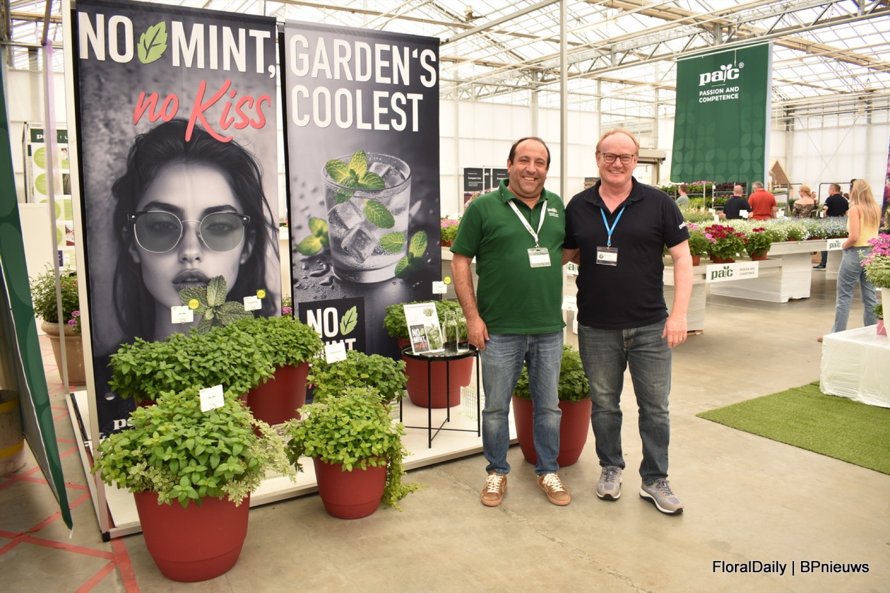 Sergio Figueiredo on the left and Richard Petri on the right in front of the Die Coolsten im Beet campaign presentation
